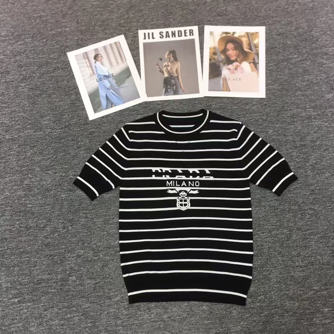 2023 Luxury Fashion Women's Sweater High Quality Retro Women's Knitting P-Letter Jacquard Knitting Short Sleeve Fashion Style Knitting Top
2023 Luxury Fashion Women's Sweater High Quality Retro Women's Knitting P-Letter Jacquard Knitting Short Sleeve Fashion Style Knitting Top