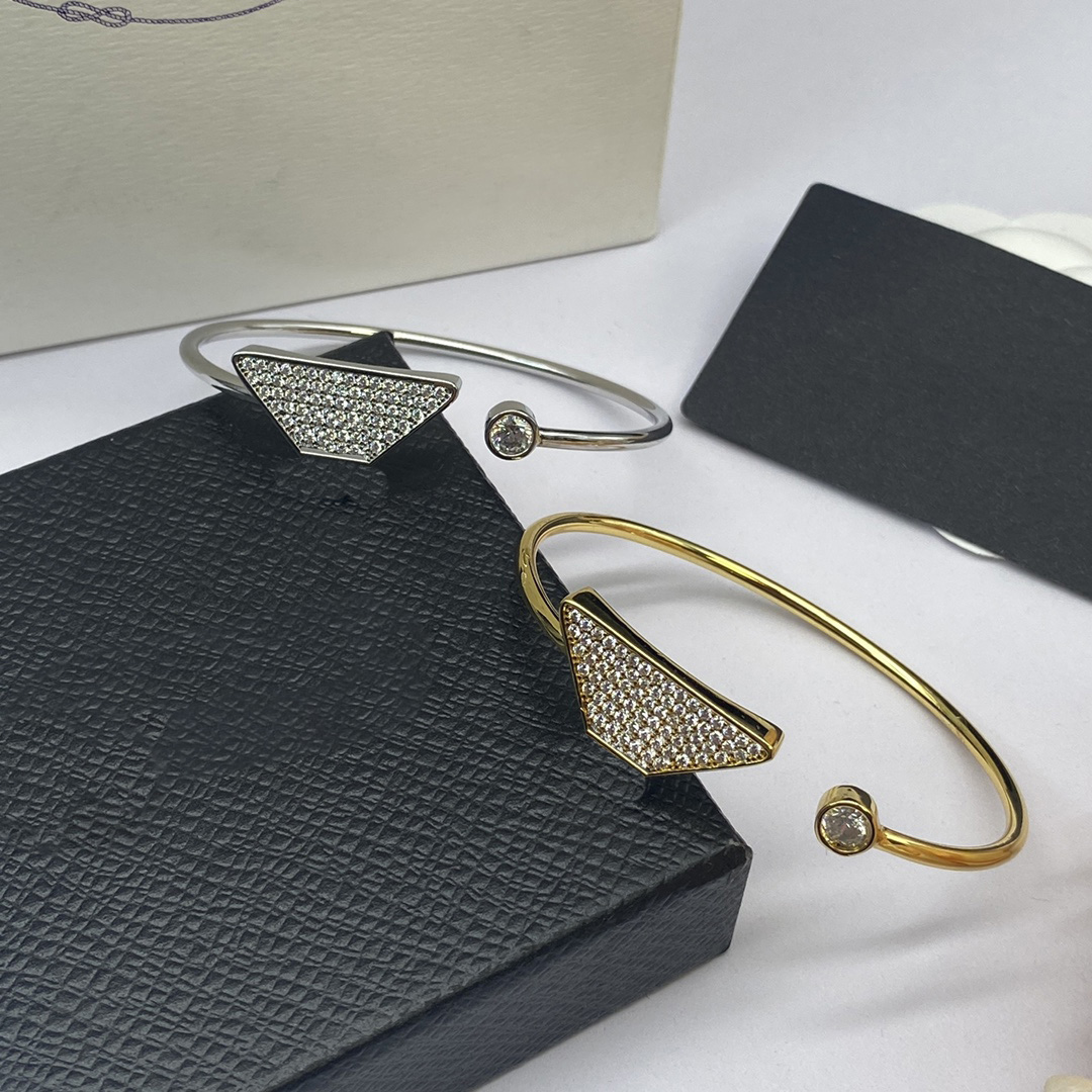 Designer Triangle Open Bracelets Men Stainless Steel P Bracelet Cuff Bangle Classic Letter Bangles Wedding Women High Quality Jewelry Gift
Designer Triangle Open Bracelets Men Stainless Steel P Bracelet Cuff Bangle Classic Letter Bangles Wedding Women High Quality Jewelry Gift