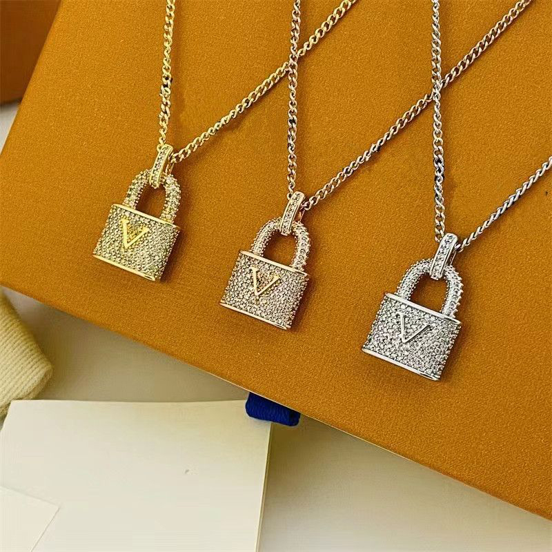Luxurys Pendant Necklaces Fashion for Man Woman lock necklace L Letter Designers Brand Jewelry Mens Womens Trendy Personality designer jewelry set for woman
Luxurys Pendant Necklaces Fashion for Man Woman lock necklace L Letter Designers Brand Jewelry Mens Womens Trendy Personality designer jewelry set for woman