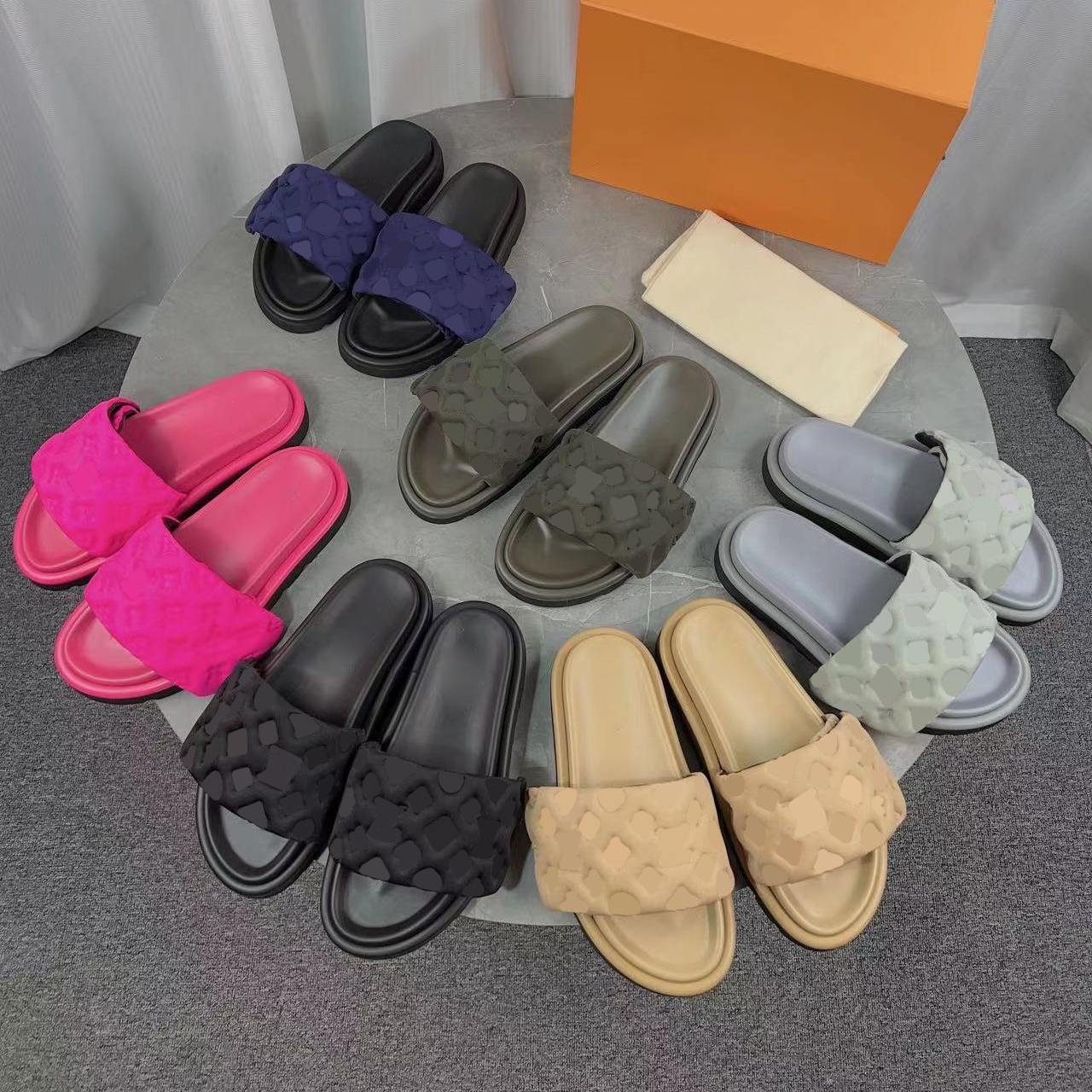 Designer Pool Pillow Comfort Mules Women Man Sandals Slippers Sides Flat Embossed Fashion Slipper Summer Beach Lady Designer Slide With Box Size 35-45
Designer Pool Pillow Comfort Mules Women Man Sandals Slippers Sides Flat Embossed Fashion Slipper Summer Beach Lady Designer Slide With Box Size 35-45