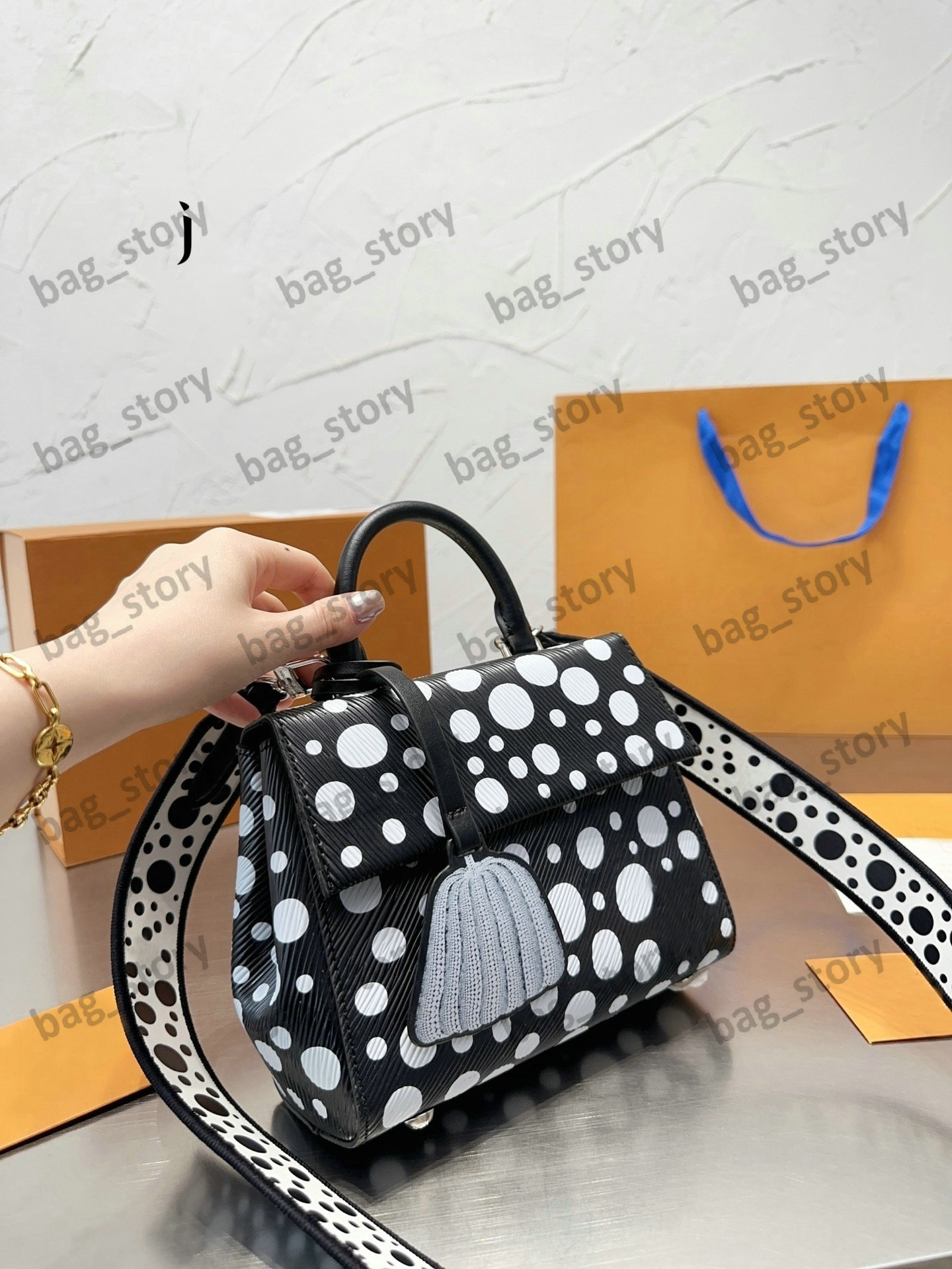 YK Infinity Cluny BB Dots print Mini Tote Leather Womens Shoulder Bag Designer Flap White Red Black Handbag With Compact Clutch Pumpkin shaped Charm Purse M21722
YK Infinity Cluny BB Dots print Mini Tote Leather Womens Shoulder Bag Designer Flap White Red Black Handbag With Compact Clutch Pumpkin shaped Charm Purse M21722