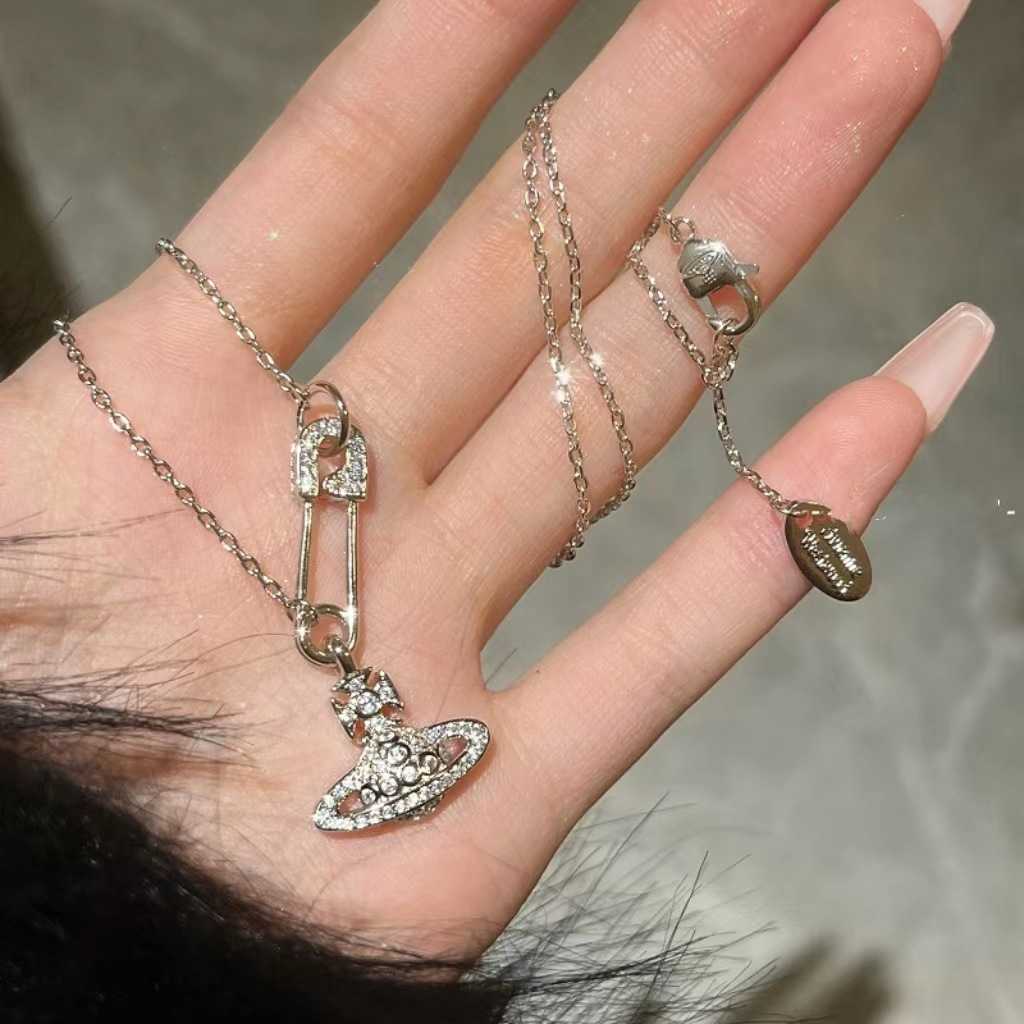 Empress Dowager Full of Diamond Saturn Necklace Female Ouyang Nana Same Pin Collar Chain Original Vivian
Empress Dowager Full of Diamond Saturn Necklace Female Ouyang Nana Same Pin Collar Chain Original Vivian