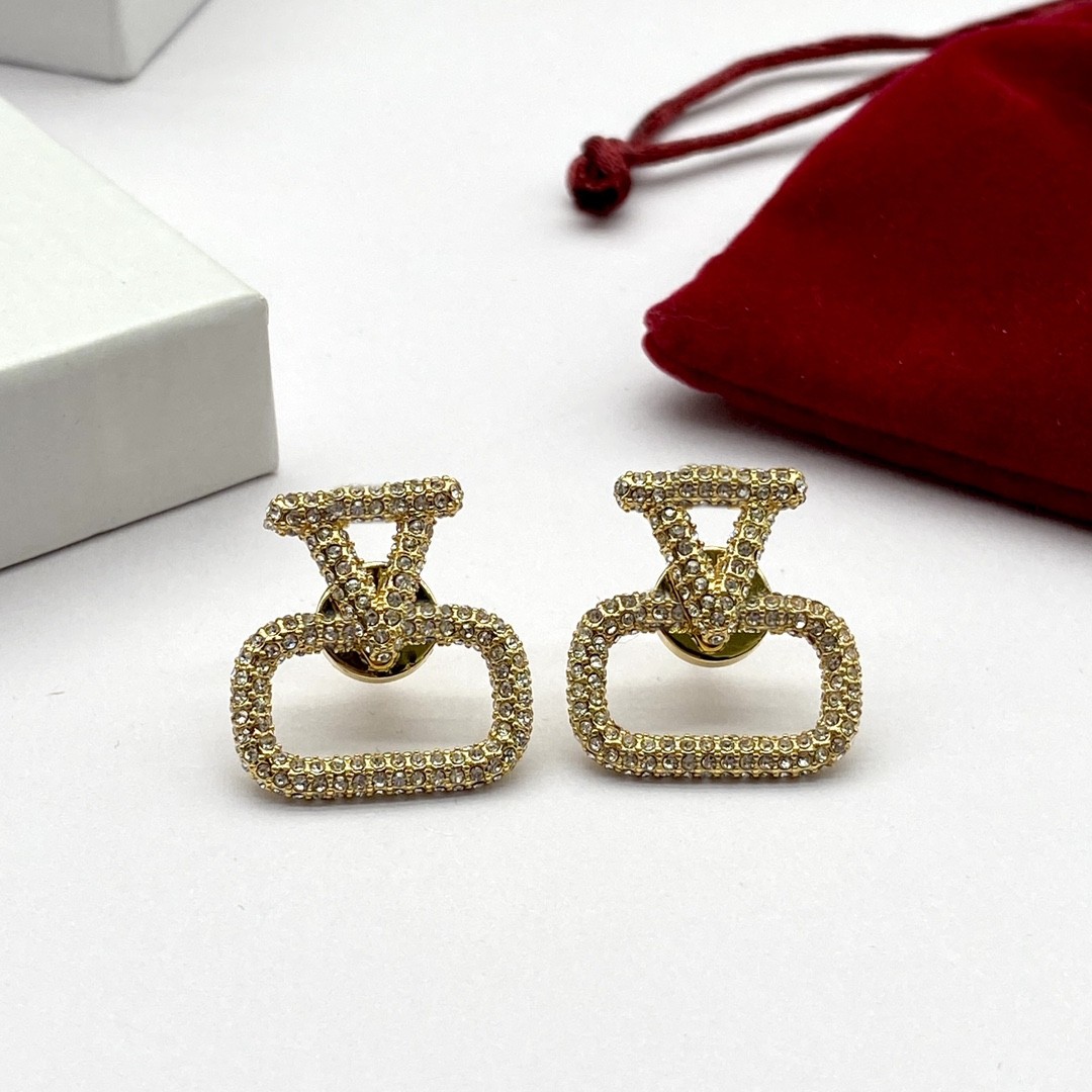 Earring designers design fashionable, atmospheric, and attractive letter earring jewelry, party jewelry, and wedding gift boxes for women
Earring designers design fashionable, atmospheric, and attractive letter earring jewelry, party jewelry, and wedding gift boxes for women