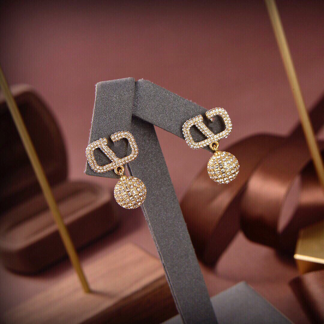 Designer Stud Earring V Logo Brand Charm Pearl Earing Women Fashion Hoop Jewelry Luxury Metal Crystal Earring Jeweler Women's Gifts xk1
Designer Stud Earring V Logo Brand Charm Pearl Earing Women Fashion Hoop Jewelry Luxury Metal Crystal Earring Jeweler Women's Gifts xk1