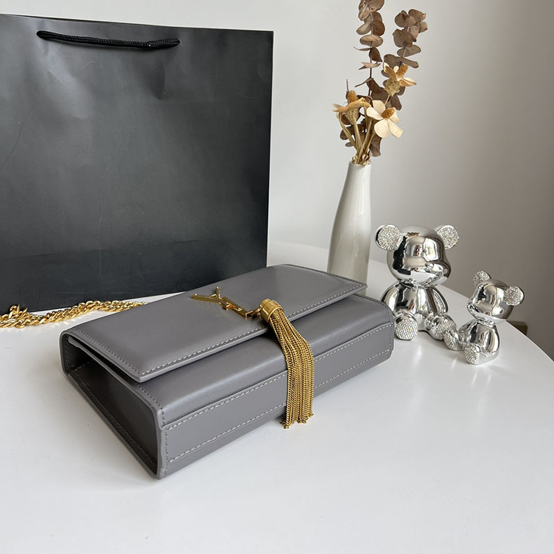 Woman New Designer Bag Shoulder Bags Gold Tassel Design Wallet Purse Original Box Genuine Leather Cross Body Chain High Grade Quality Handbag Envelope 22X15cm, 21x14cm
Woman New Designer Bag Shoulder Bags Gold Tassel Design Wallet Purse Original Box Genuine Leather Cross Body Chain High Grade Quality Handbag Envelope 22X15cm, 21x14cm