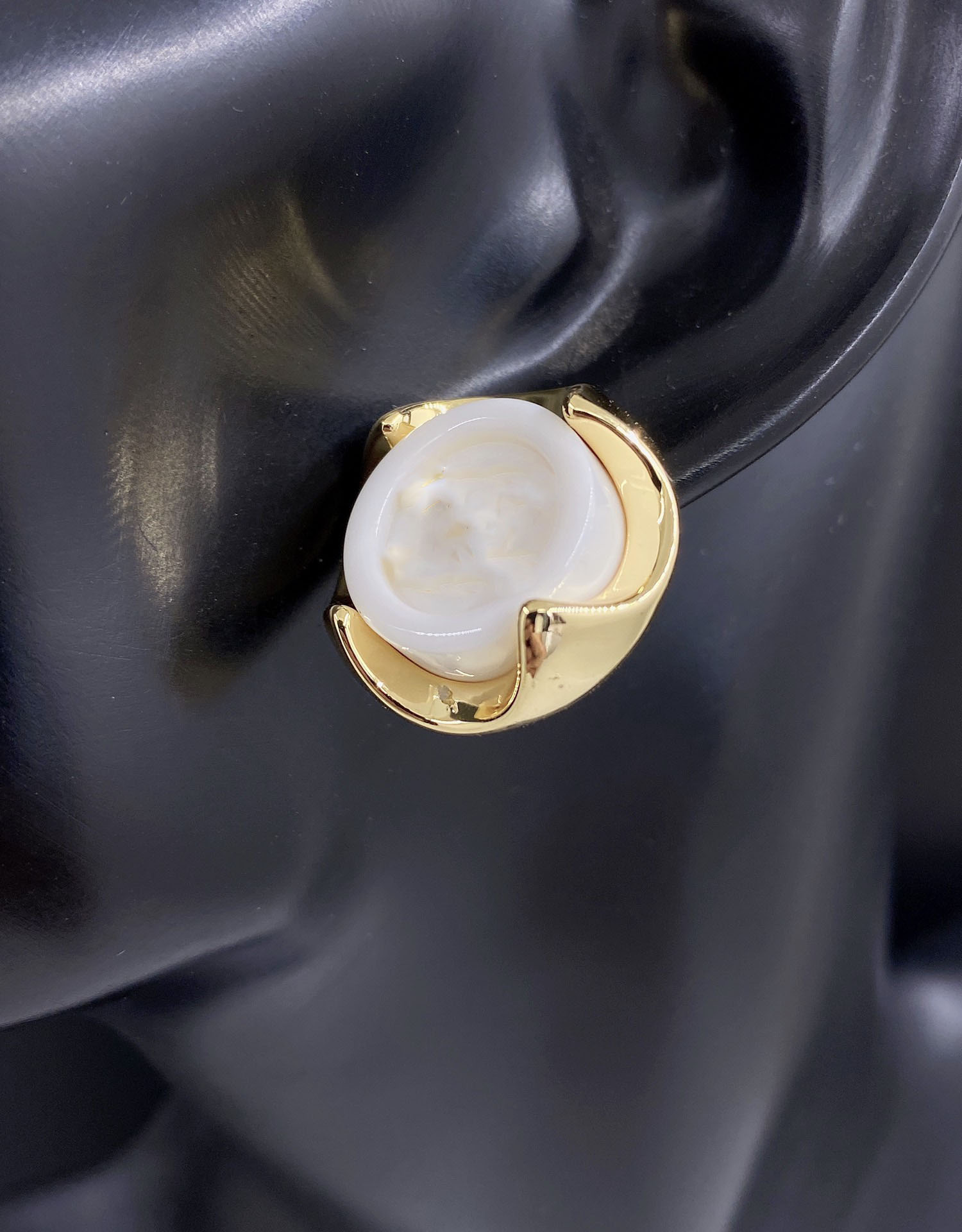 2023 Fashion new designer studs luxury round white studs brass material elegant charming everything no box
2023 Fashion new designer studs luxury round white studs brass material elegant charming everything no box