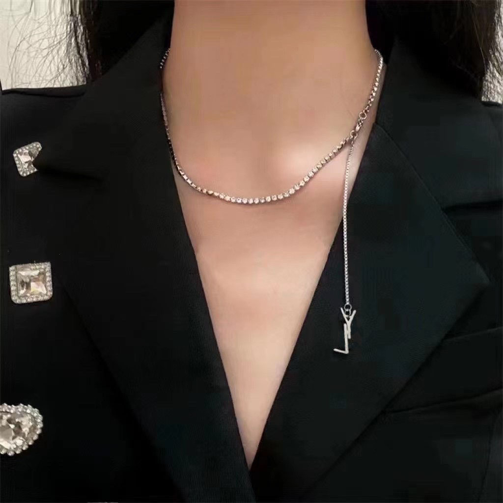 Classic Designer New men and women pendant necklace fashion designer design stainless steel Rhinestone necklaces High Quality Accessories GIFT
Classic Designer New men and women pendant necklace fashion designer design stainless steel Rhinestone necklaces High Quality Accessories GIFT