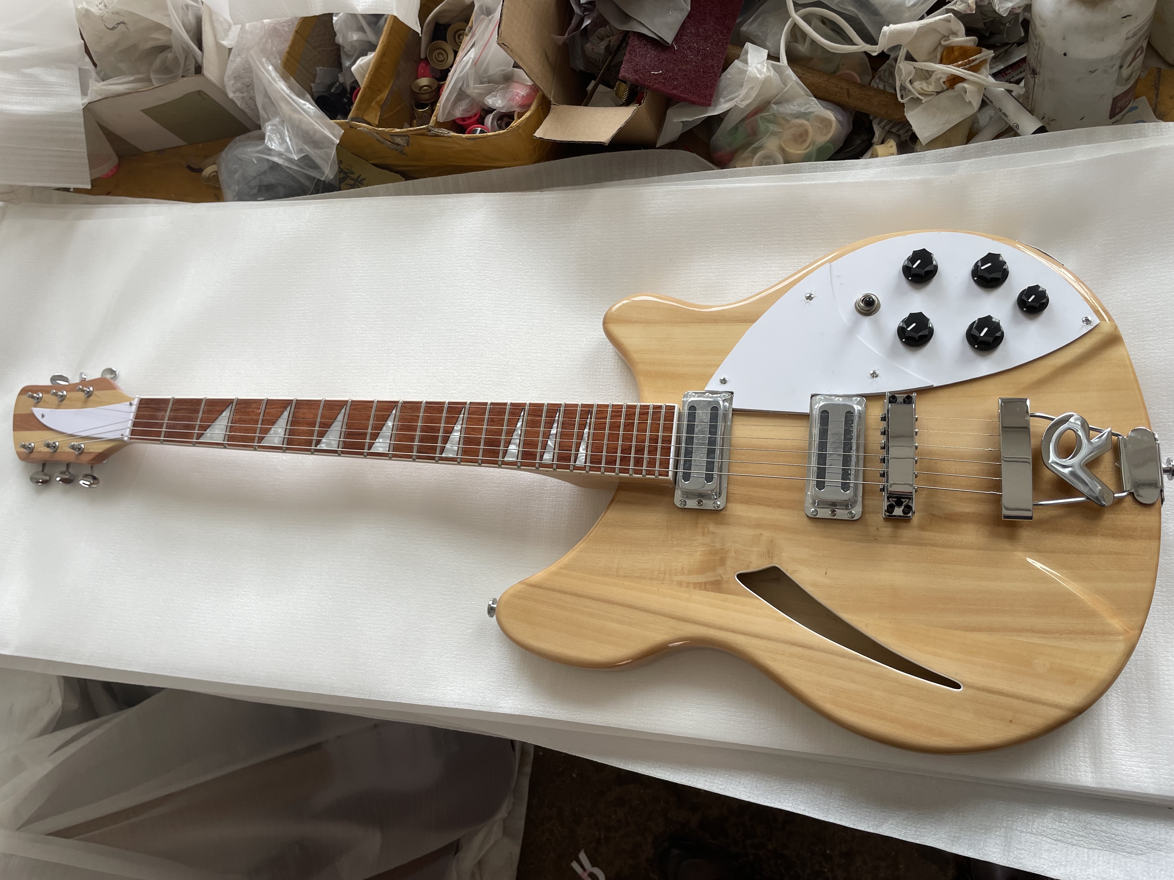 Custom Rikenbacker , 360 Electric Guitar, Natural Top W Mahogany Fingerboard 6 Strings
Custom Rikenbacker , 360 Electric Guitar, Natural Top W Mahogany Fingerboard 6 Strings