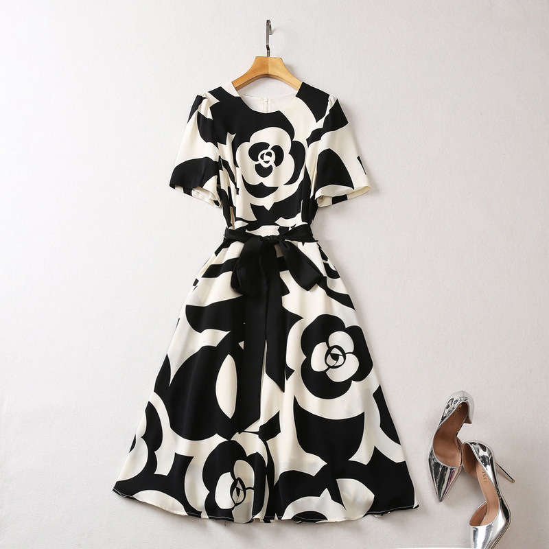 European and American women' clothes 2023 summer new Round neck Short sleeve floral print Fashion belt pleated dress, Black
European and American women' clothes 2023 summer new Round neck Short sleeve floral print Fashion belt pleated dress, Black