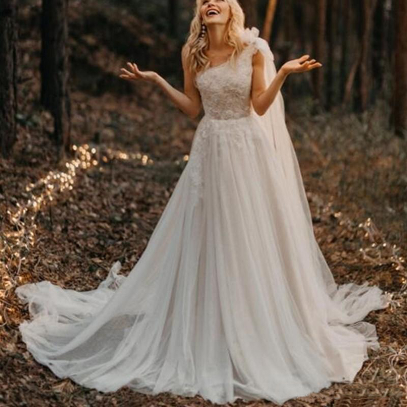 Bohemian Dresses One Shoulder Lace Appliques A e Beach Bridal Gowns Sweep Train Boho Abiti Da Sposa Wedding Dress