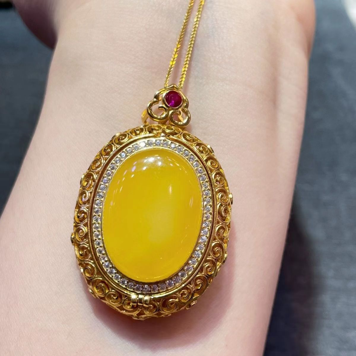 Full wax demon flower pure inlaid natural honey wax pendant with chicken oil yellow European minimalist style/beautiful and elegant temperament oval shape
Full wax demon flower pure inlaid natural honey wax pendant with chicken oil yellow European minimalist style/beautiful and elegant temperament oval shape