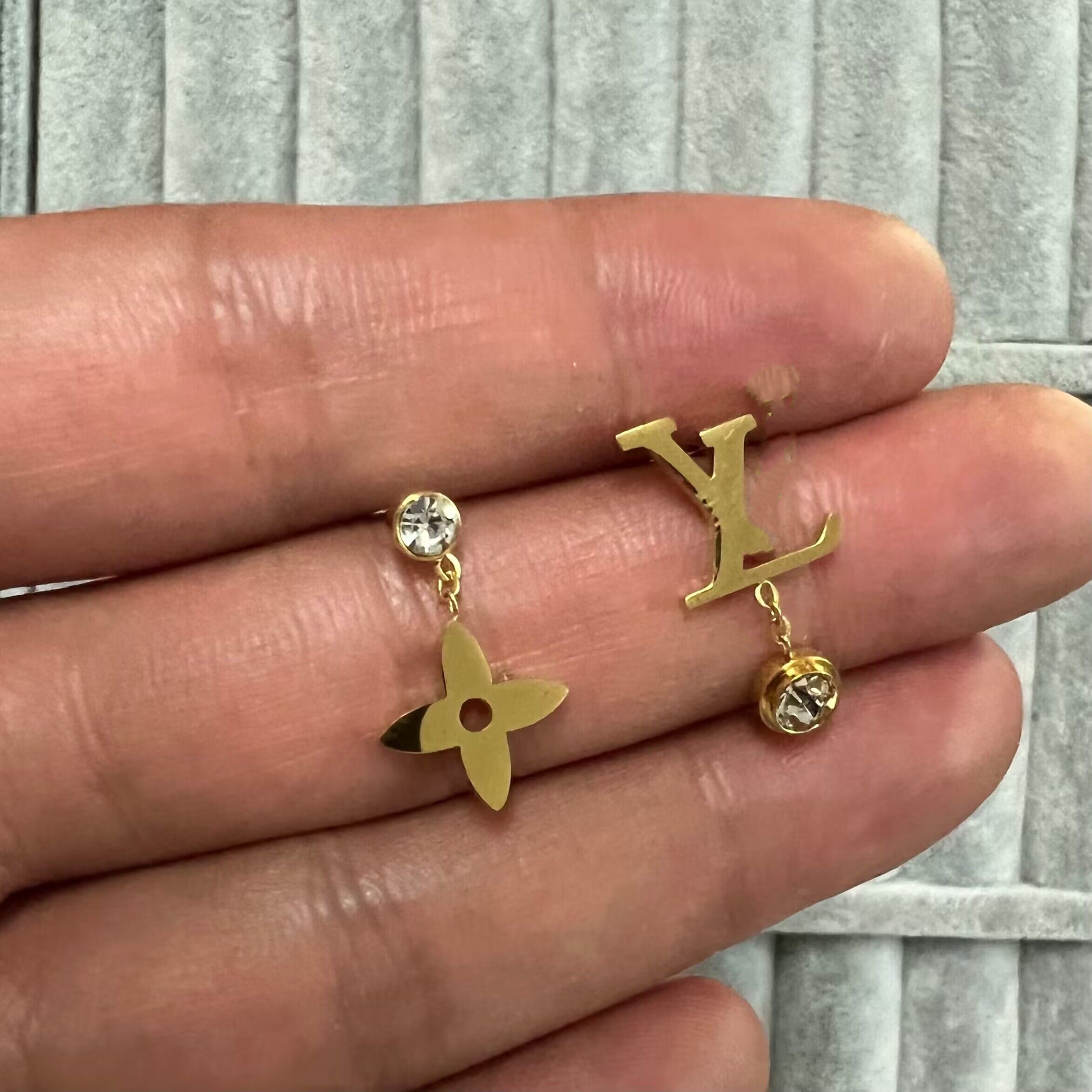 Mini small girls luxury diamond flower stud 316L Stainless Steel 18k Gold silver rose women letter logo engrave earrings wedding party jewelry
Mini small girls luxury diamond flower stud 316L Stainless Steel 18k Gold silver rose women letter logo engrave earrings wedding party jewelry