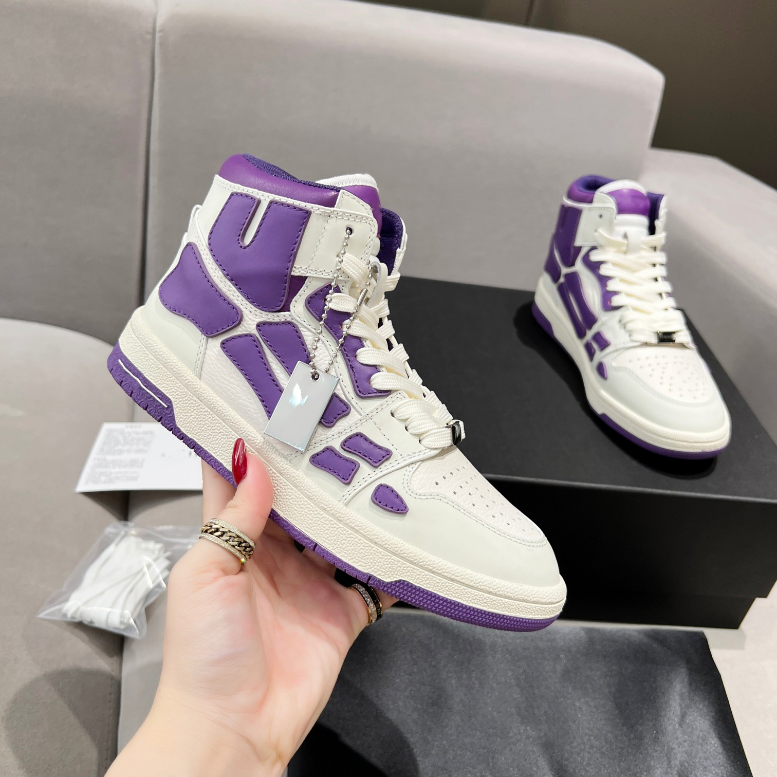 AMRI SKEL high-top couple shoes classic bone pattern paired with cowhide high-quality designer versatile sneakers
AMRI SKEL high-top couple shoes classic bone pattern paired with cowhide high-quality designer versatile sneakers