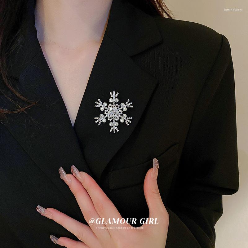 Brooches Winter Lady Fashion Brooch Sparkling Crystal Rhinestones Large Snowflake Pins Jewelry Women Christmas Gifts
Brooches Winter Lady Fashion Brooch Sparkling Crystal Rhinestones Large Snowflake Pins Jewelry Women Christmas Gifts