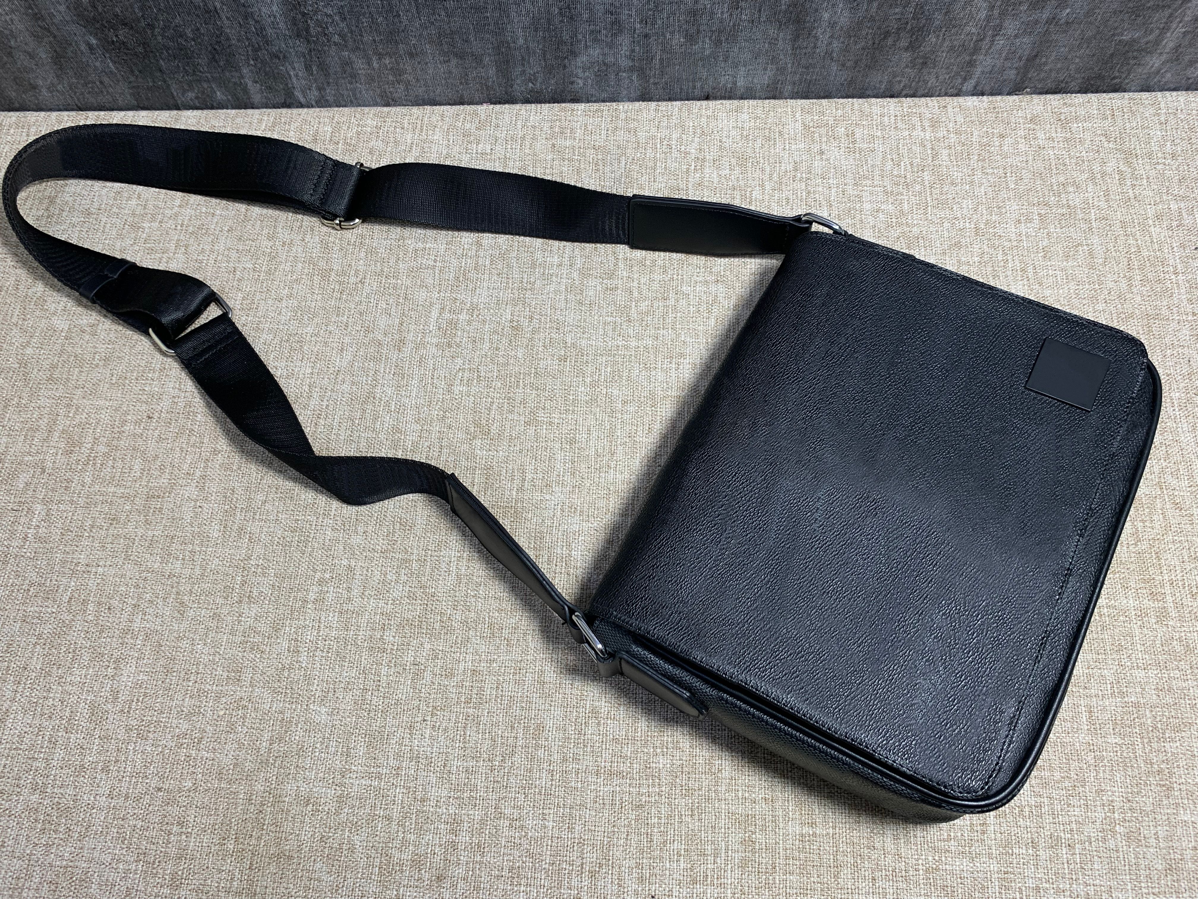 2023 bag new Classic fashion men messenger bags cross body school bookbag should 41213 with dust item man handbag handbags
2023 bag new Classic fashion men messenger bags cross body school bookbag should 41213 with dust item man handbag handbags