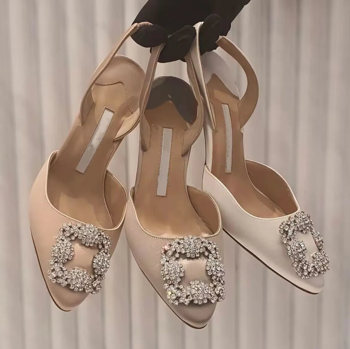 Top Design Women Hangisli Sandals Shoes Square Crystal Satin Jewel Buckle Slingback & Wedding Party Dress Lady Elegant Brand Pumps EU35-43
Top Design Women Hangisli Sandals Shoes Square Crystal Satin Jewel Buckle Slingback & Wedding Party Dress Lady Elegant Brand Pumps EU35-43