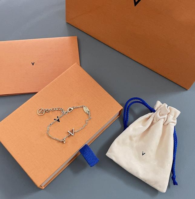 Luxurys designers Bracelets For Women charm bracelet Fashion Classic Jewelry Charms designer Jewelrys Accessories Stylish party gi5295494
Luxurys designers Bracelets For Women charm bracelet Fashion Classic Jewelry Charms designer Jewelrys Accessories Stylish party gi5295494