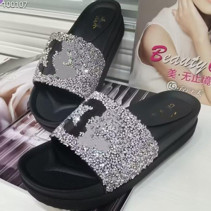 Designers Women Soft Slippers Woolskin Sheepskin Insole Slides Winter Luxury Plush Fur Oran Sandals Rubber Sole Flat Slipper size36-41 C63
Designers Women Soft Slippers Woolskin Sheepskin Insole Slides Winter Luxury Plush Fur Oran Sandals Rubber Sole Flat Slipper size36-41 C63