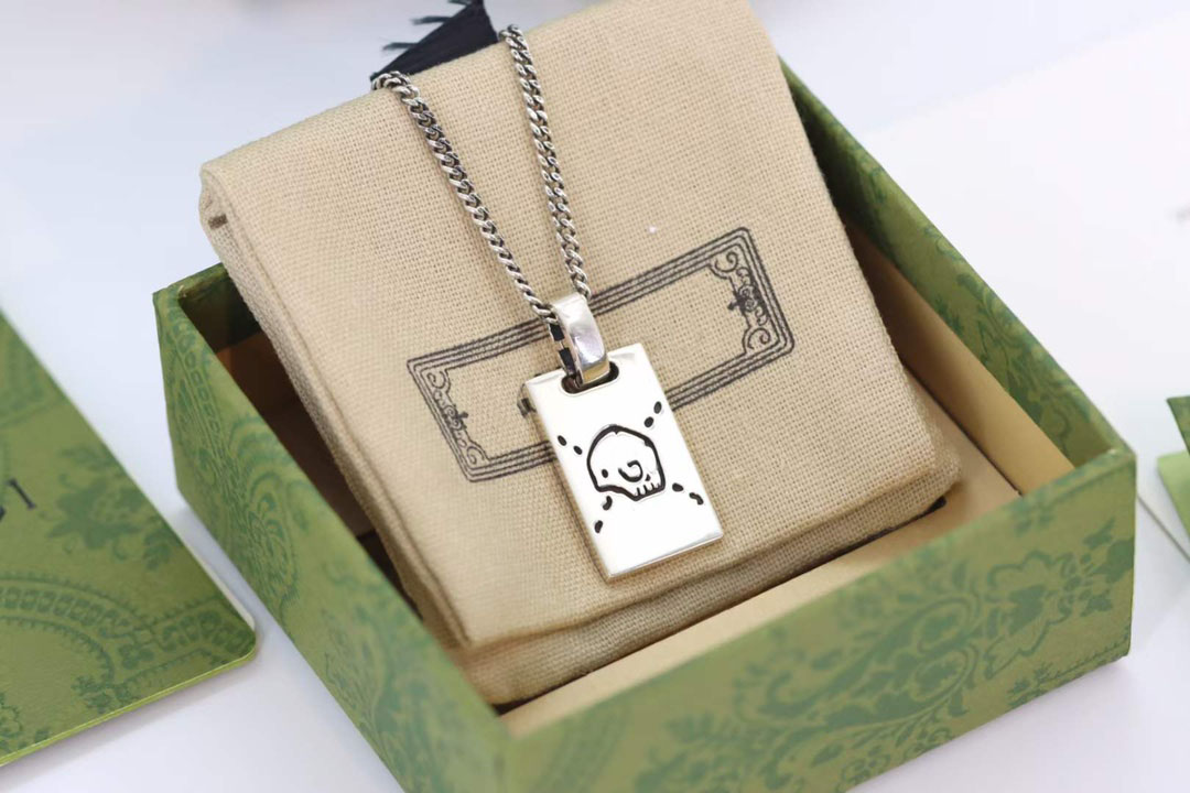 High Quality Luxury Brand Square Brand Skull Head Necklace Fashion Versatile Elf Pendant Designer Alphabet Necklace Gift
High Quality Luxury Brand Square Brand Skull Head Necklace Fashion Versatile Elf Pendant Designer Alphabet Necklace Gift