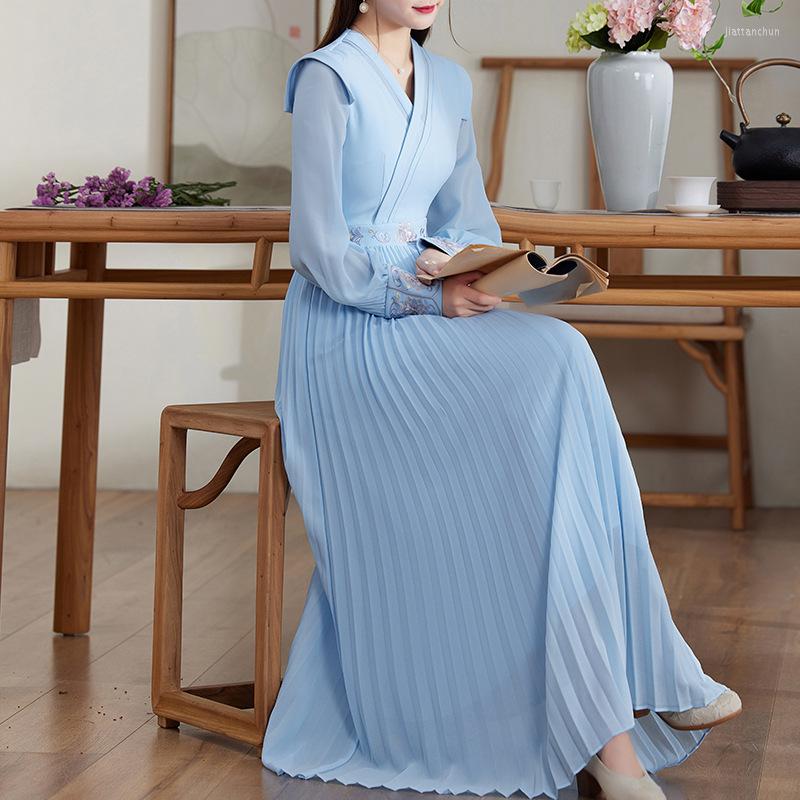 Casual Dresses Top Quality Brand Chinese Dress 2023 Spring Vintage Party Women V-Neck Luxurious Embroidery Long Sleeve White Blue Maxi
Casual Dresses Top Quality Brand Chinese Dress 2023 Spring Vintage Party Women V-Neck Luxurious Embroidery Long Sleeve White Blue Maxi