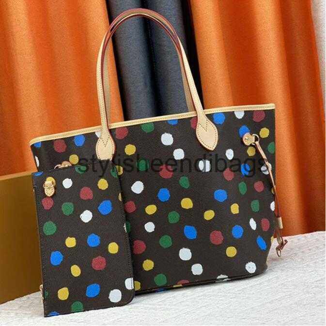 23ss X Yayoi Kusama Never MM Totes Full Bag PAINTED DOTS With Zipped Pouch 2 sets Women Designer Outside Pocket Bags Large Capacity Monograms Handbag M46381, M46385 24x16x6cm
23ss X Yayoi Kusama Never MM Totes Full Bag PAINTED DOTS With Zipped Pouch 2 sets Women Designer Outside Pocket Bags Large Capacity Monograms Handbag M46381, M46385 24x16x6cm