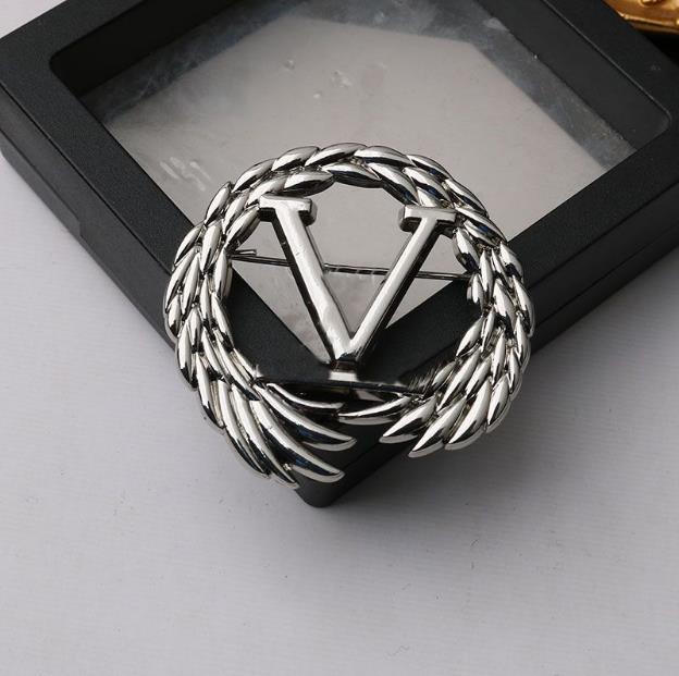 2color Designer Brooch Small Sweet Wind Women V Letters Metal Brooch Suit Pin Fashion Jewelry Clothing DecorationAccessories High Quality
2color Designer Brooch Small Sweet Wind Women V Letters Metal Brooch Suit Pin Fashion Jewelry Clothing DecorationAccessories High Quality