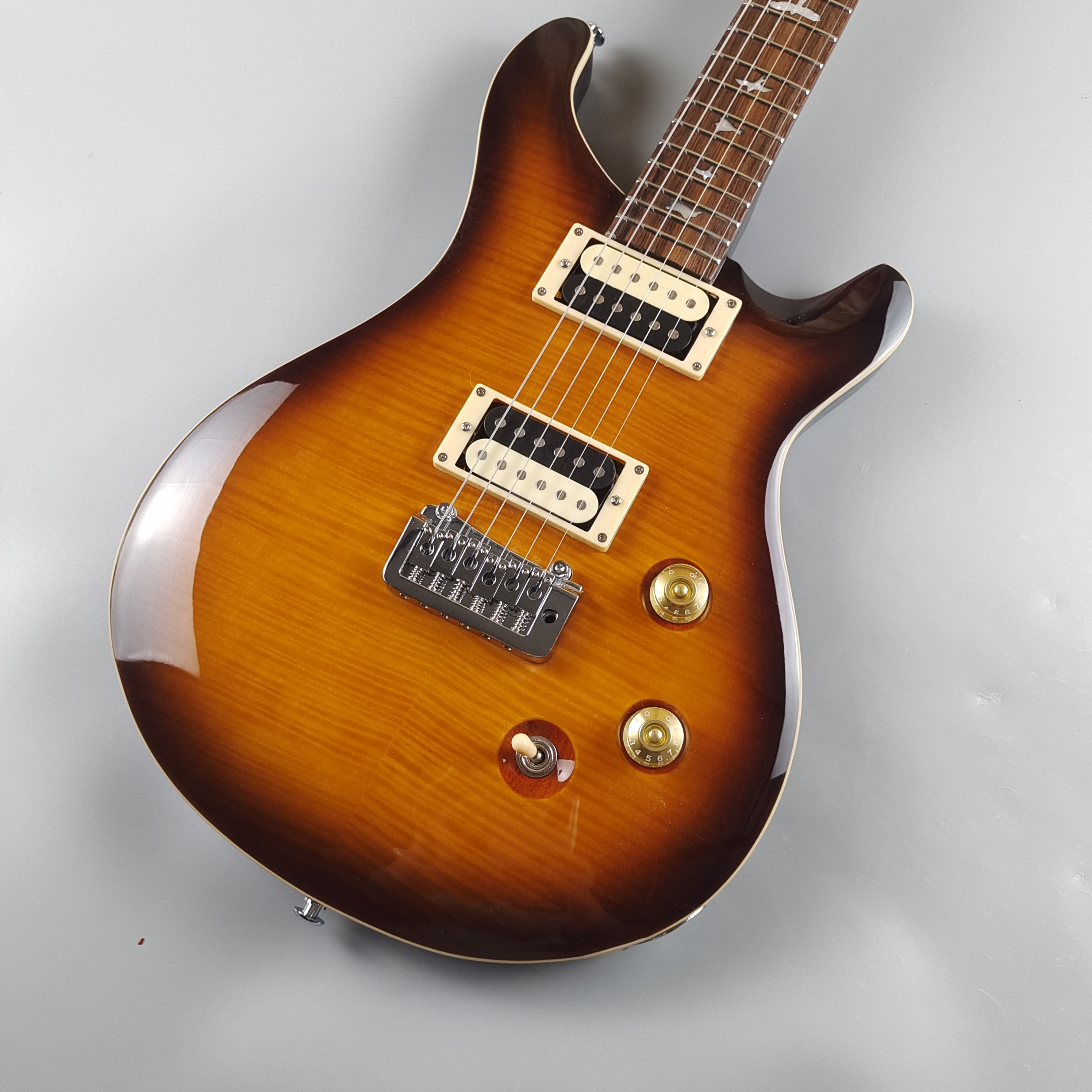 PRS electric guitar, sunset color tiger pattern, white pearl bird inlay, silver accessories, trill, quick package
PRS electric guitar, sunset color tiger pattern, white pearl bird inlay, silver accessories, trill, quick package
