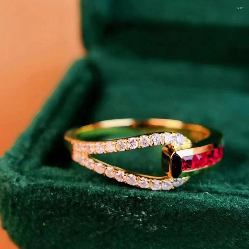 Cluster Rings 2023 Original Design Yellow Gold Color Geometric Ring Bling Red Zircon Stone Delicate Tail Girl Wedding Bridal Jewerlry
Cluster Rings 2023 Original Design Yellow Gold Color Geometric Ring Bling Red Zircon Stone Delicate Tail Girl Wedding Bridal Jewerlry