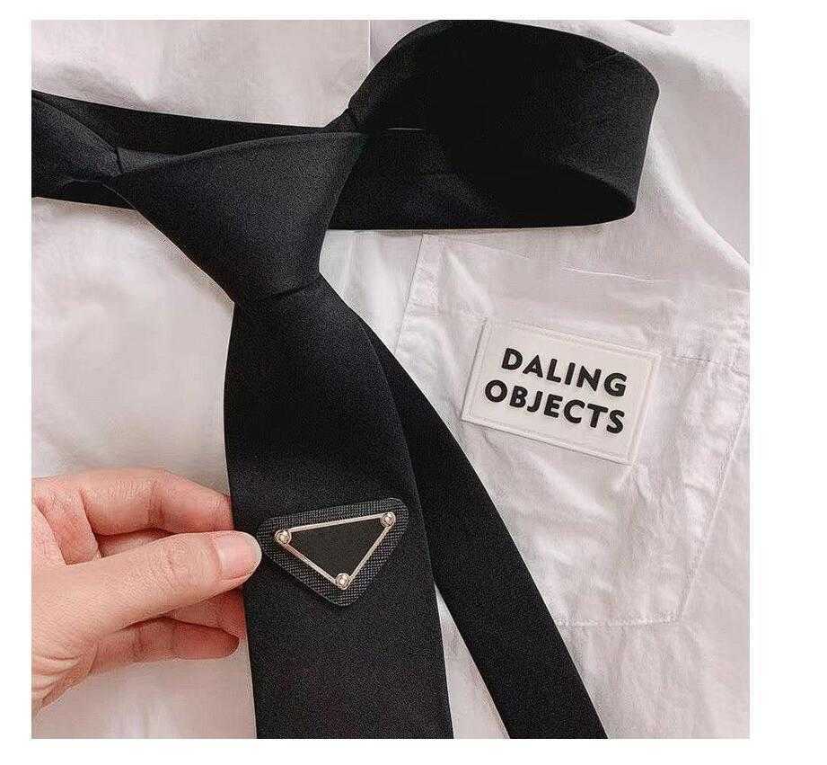 P Classic Fashion Tie Designer Design Men Women Inverted Triangle Geometric Letter Suit Ties Luxury Business Silk Tie Party Wedding Scarf
P Classic Fashion Tie Designer Design Men Women Inverted Triangle Geometric Letter Suit Ties Luxury Business Silk Tie Party Wedding Scarf