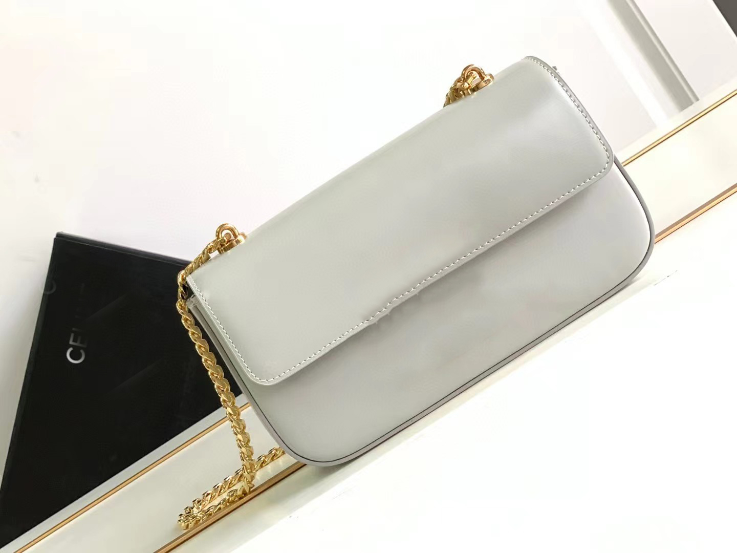 Small glossy cow leather chain wrapped in cow leather with sheepskin lining, shoulder and back, paired with all steel TRIOMPHE gold chain metal buckle 05854
Small glossy cow leather chain wrapped in cow leather with sheepskin lining, shoulder and back, paired with all steel TRIOMPHE gold chain metal buckle 05854