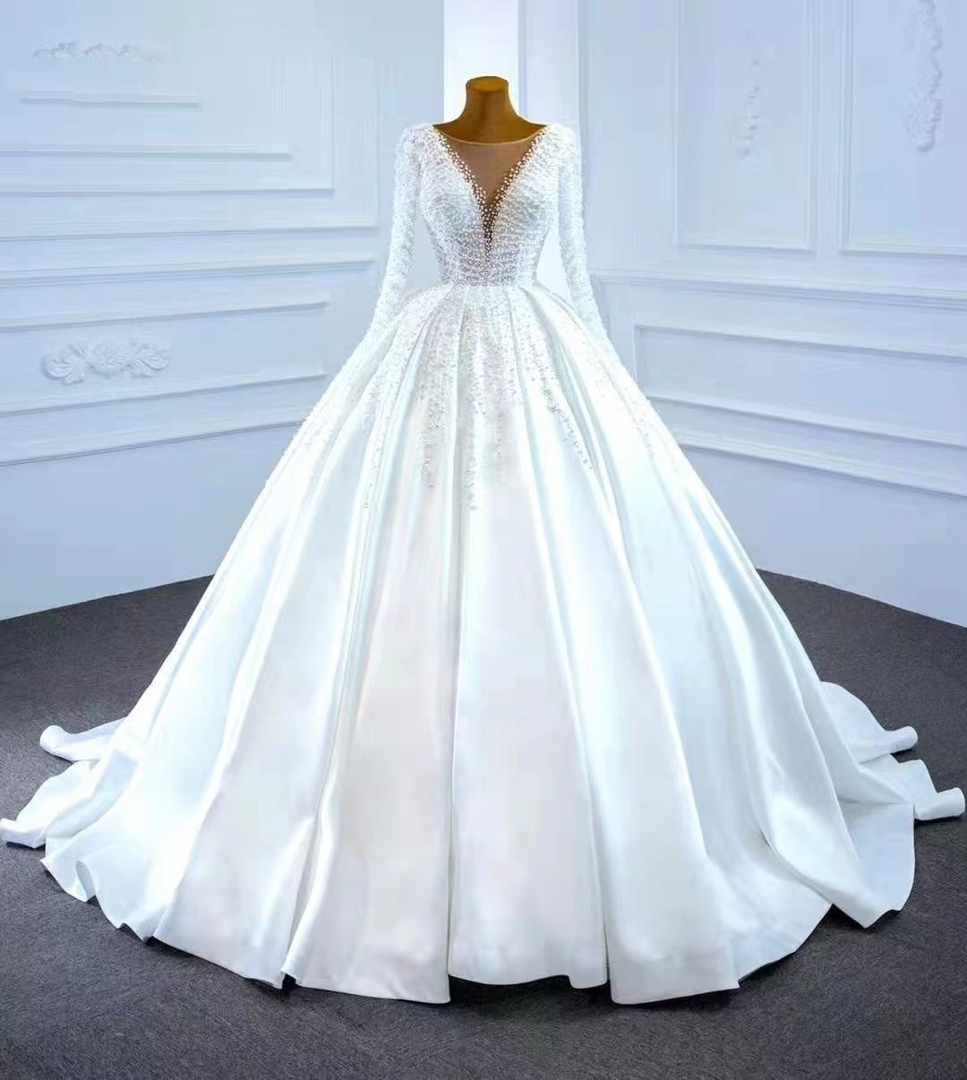 Modest Long Sleeve Ball Gown Wedding Dresses Sheer Jewel Neck Appliqued Sequins Plus Size Robe De Mariee Custom Made Lace Up Bridal Party Gowns