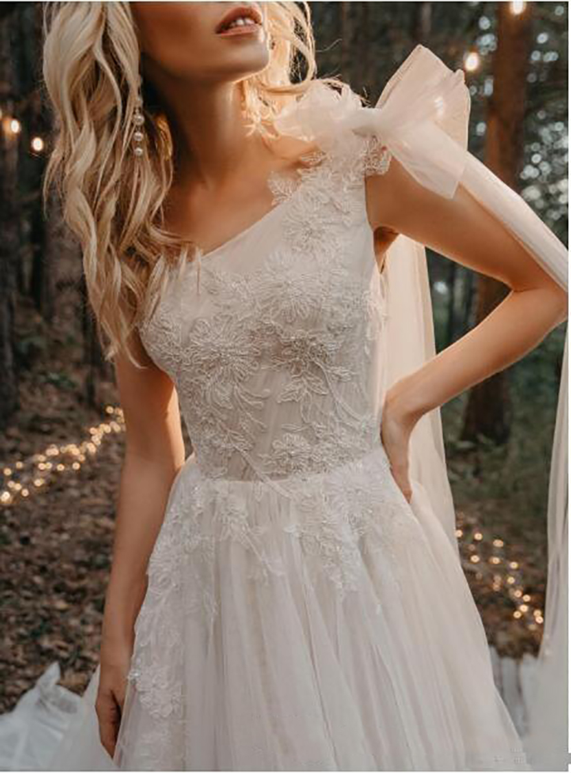 Bohemian Dresses One Shoulder Lace Appliques A e Beach Bridal Gowns Sweep Train Boho Abiti Da Sposa Wedding Dress