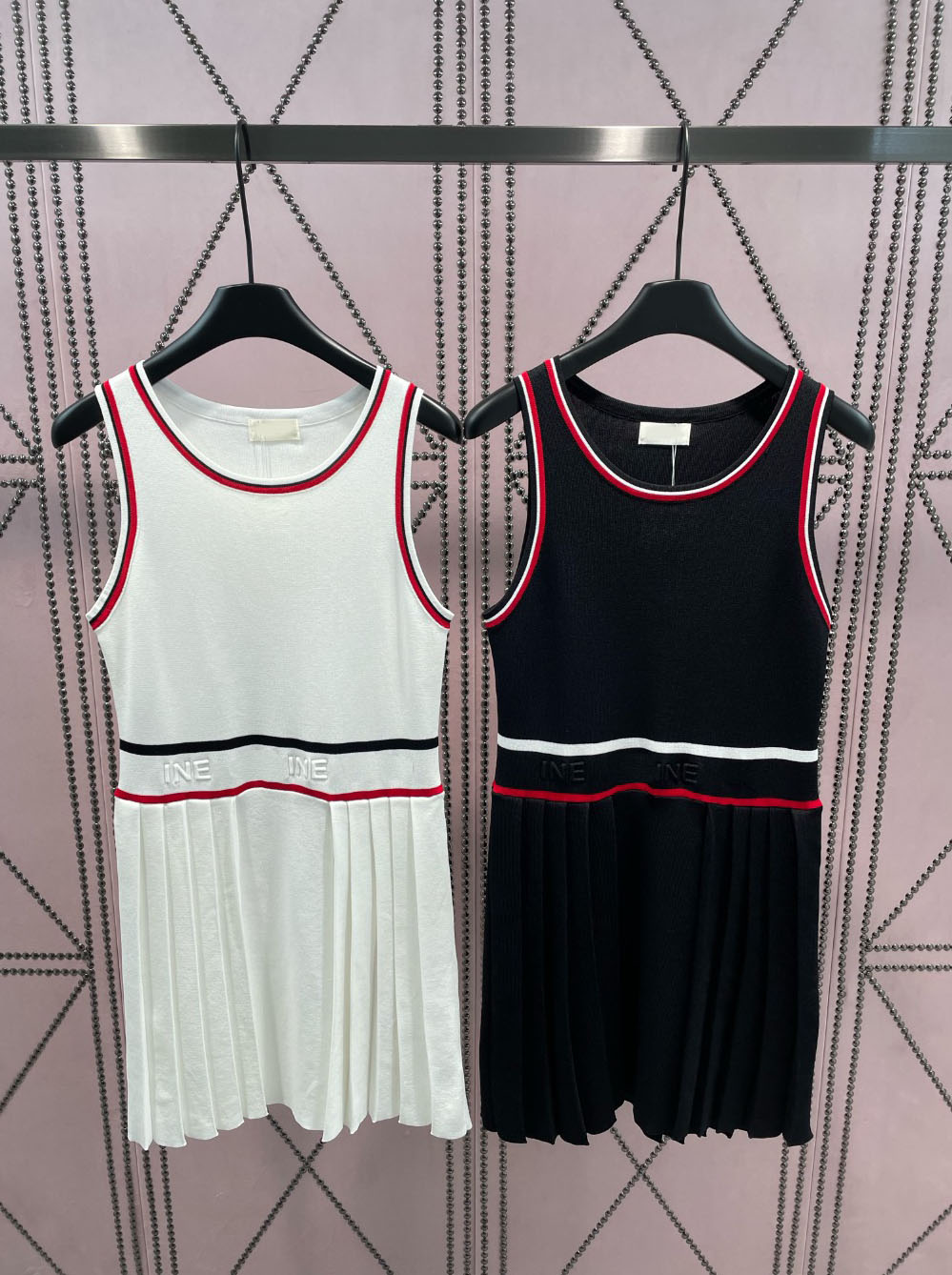 2023 Runway Fashion 2 Colour Dresses Designer Summer O-neck Lady Stripe Knitting Dresses Women Elegant Sleeveless Loose Dress, White
2023 Runway Fashion 2 Colour Dresses Designer Summer O-neck Lady Stripe Knitting Dresses Women Elegant Sleeveless Loose Dress, White