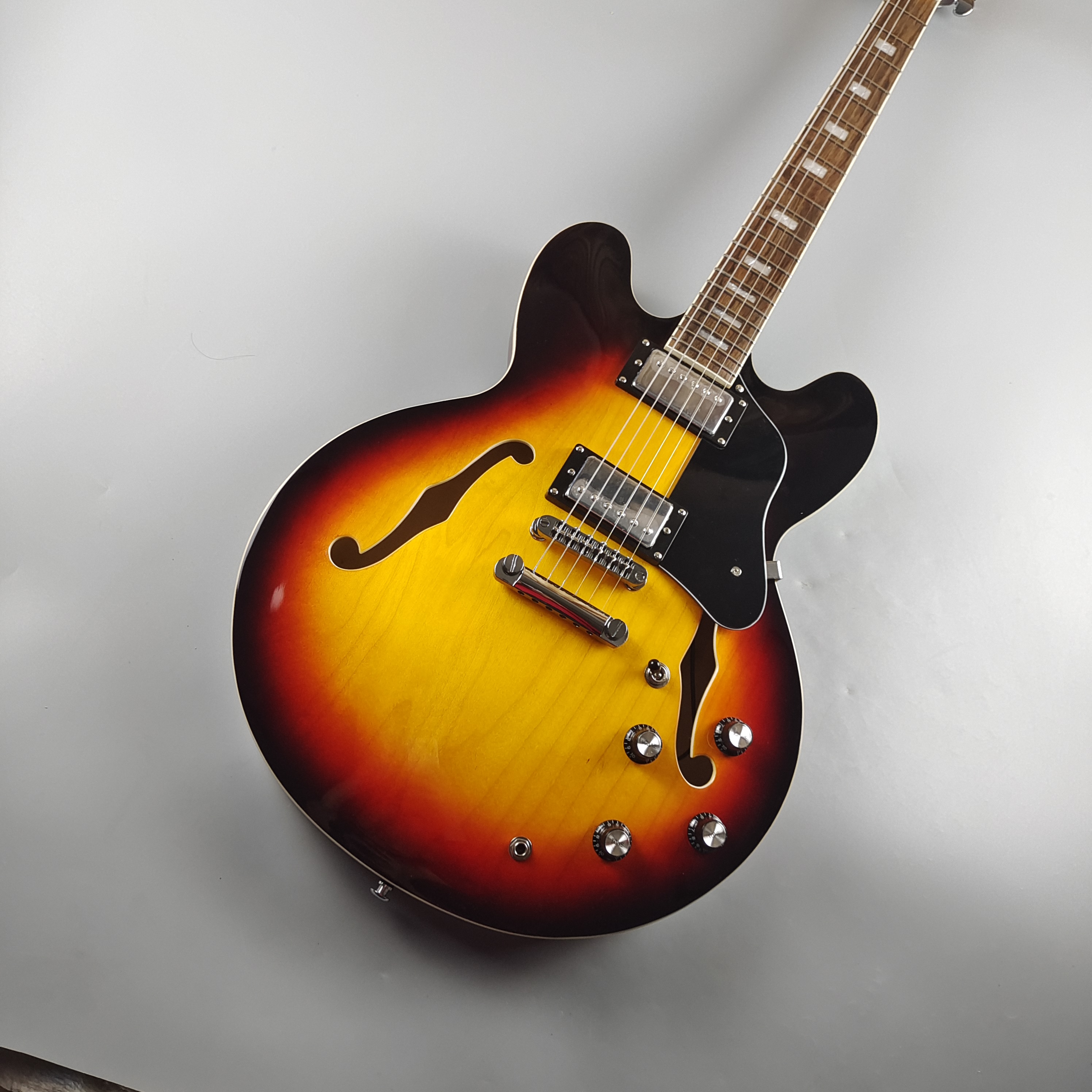 335 electric guitar, full hollow F hole, sunset color, rosewood fingerboard, small square inlay, fast package
335 electric guitar, full hollow F hole, sunset color, rosewood fingerboard, small square inlay, fast package