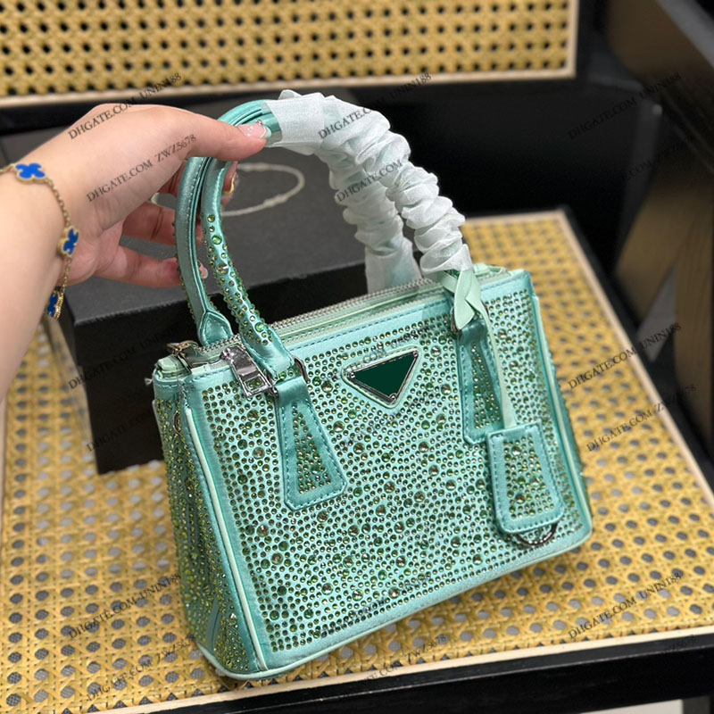 23SS Womens Luxurys Designers Totes Bag Handbags Crystal Decoration Shouder Crossbody Women Handbag Pouch Purse Triangle badge, Gold
23SS Womens Luxurys Designers Totes Bag Handbags Crystal Decoration Shouder Crossbody Women Handbag Pouch Purse Triangle badge, Gold