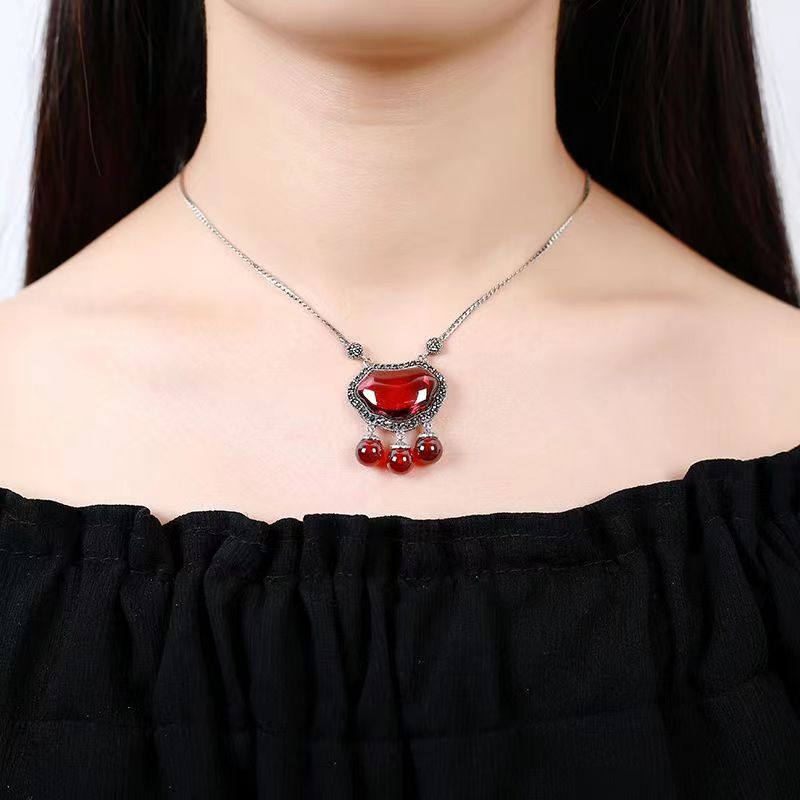 Sterling Silver Necklace Women's Long Life Lock Vintage Palace Fashion Pendant Chinese Style Temperament Short Collar Snake Bone Chain
Sterling Silver Necklace Women's Long Life Lock Vintage Palace Fashion Pendant Chinese Style Temperament Short Collar Snake Bone Chain