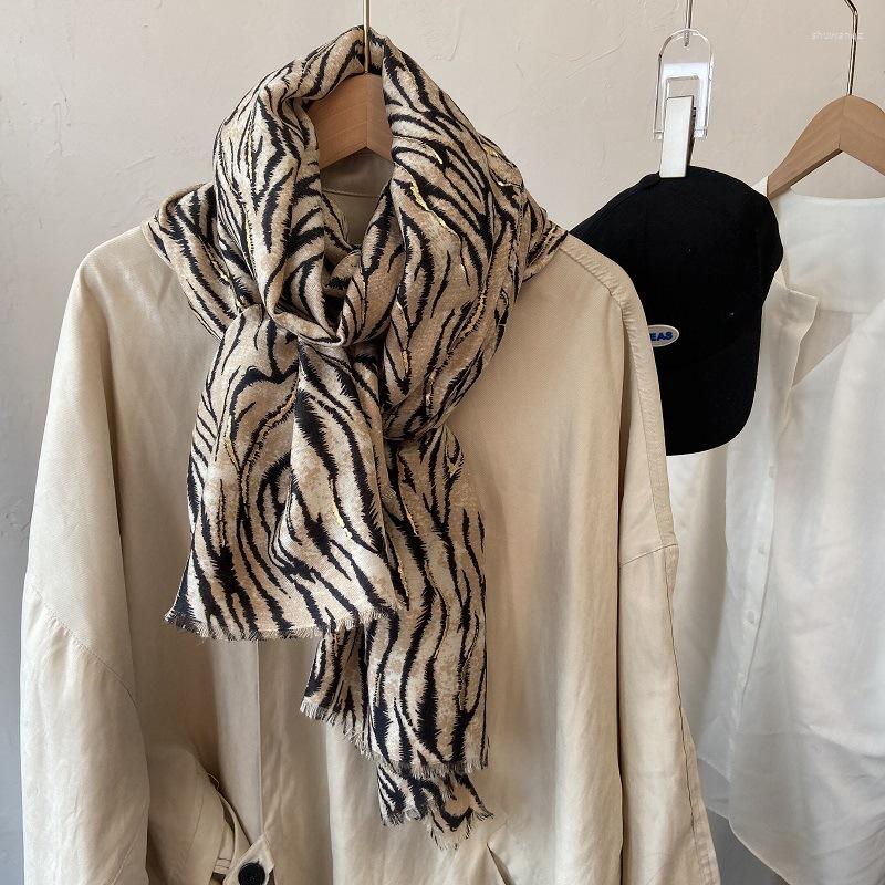 Scarves 2023 Fashion Women Leopard Floral Fringe Viscose Shawl Scarf Lady High Quality Print Soft Pashmina Stole Muslim Hijab 180 90Cm
Scarves 2023 Fashion Women Leopard Floral Fringe Viscose Shawl Scarf Lady High Quality Print Soft Pashmina Stole Muslim Hijab 180 90Cm
