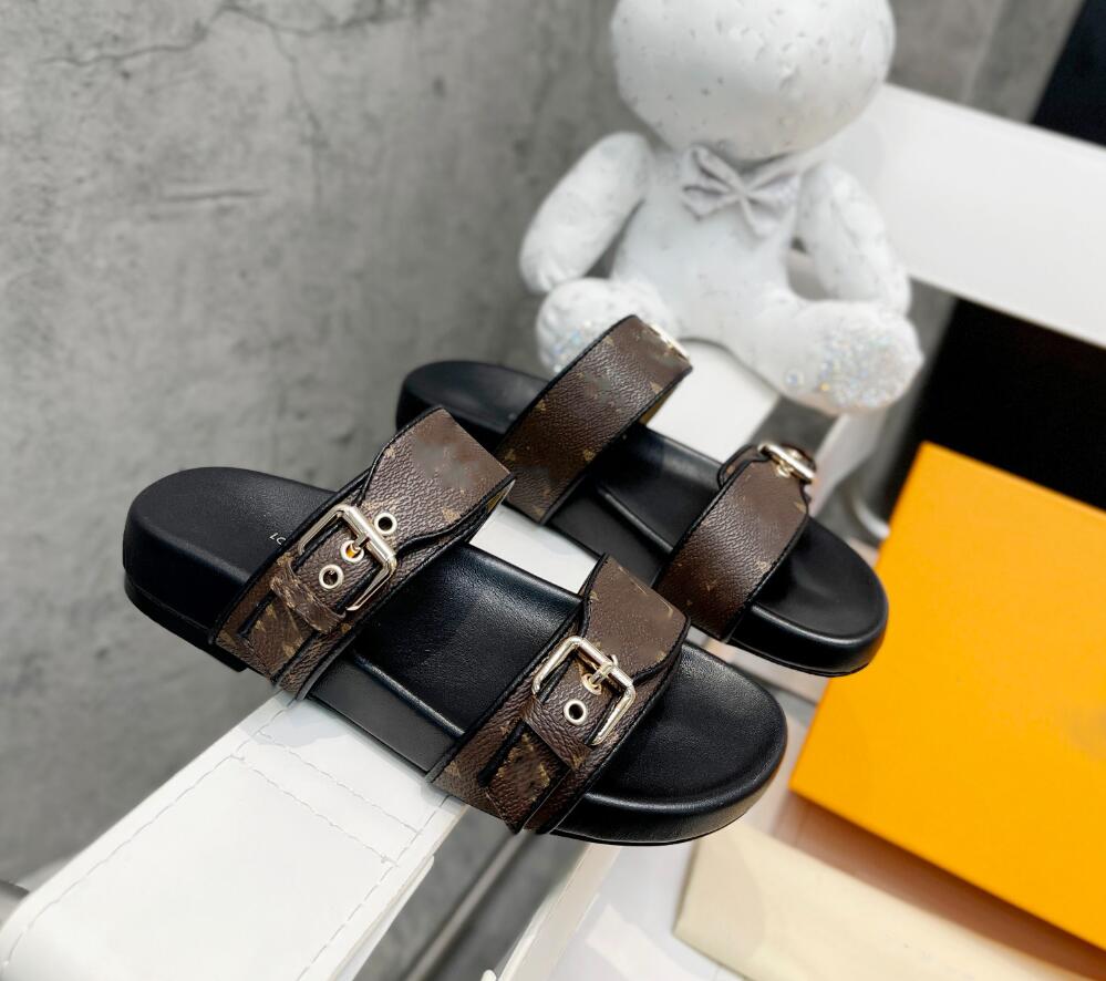 Luxury Bom Dia Flat Mule Slippers 1A3R5M Cool Effortlessly Stylish Slides 2 Straps with Adjusted Gold Buckles Women Summer Sandals
Luxury Bom Dia Flat Mule Slippers 1A3R5M Cool Effortlessly Stylish Slides 2 Straps with Adjusted Gold Buckles Women Summer Sandals