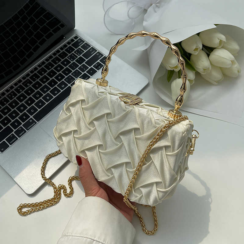 Weave Small Tote Bag with Metal Portable New Chain Women's Designer Handbag Luxury Brand Shoulder Messenger Phone Purse 230424, Black
Weave Small Tote Bag with Metal Portable New Chain Women's Designer Handbag Luxury Brand Shoulder Messenger Phone Purse 230424, Black