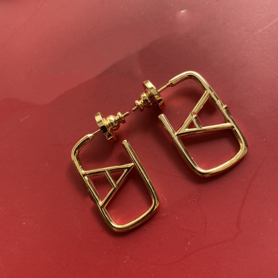 Earring designers design fashionable and stylish gold letter earring jewelry, party jewelry, and wedding gifts for women
Earring designers design fashionable and stylish gold letter earring jewelry, party jewelry, and wedding gifts for women