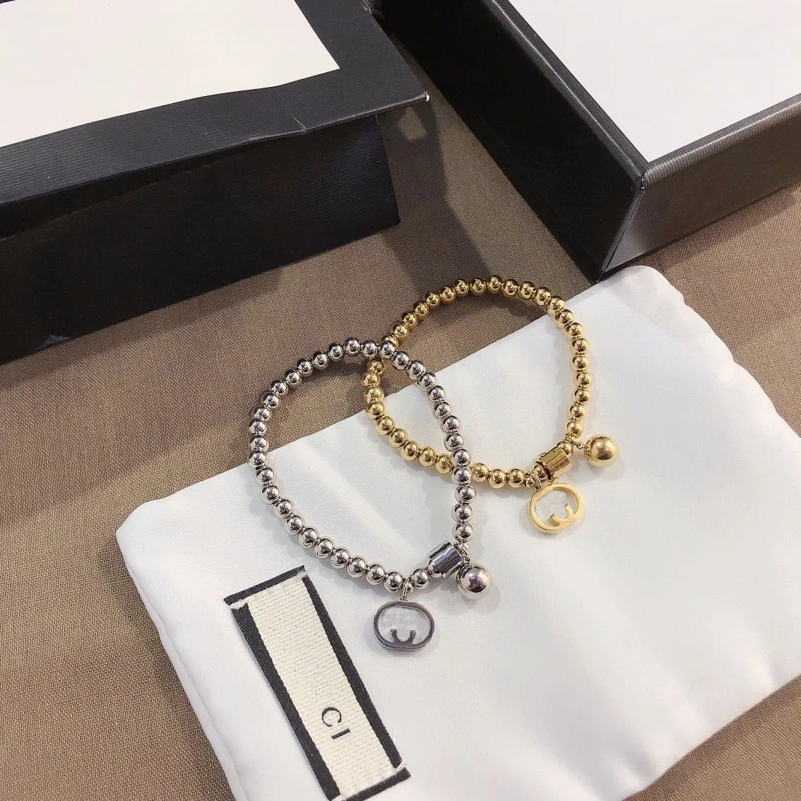 New Style Bracelets Women Bangle Wristband Cuff Chain Designer Letter Jewelry 18K Gold Plated Stainless steel Wedding Lovers Gift Bangles Wholesale
New Style Bracelets Women Bangle Wristband Cuff Chain Designer Letter Jewelry 18K Gold Plated Stainless steel Wedding Lovers Gift Bangles Wholesale