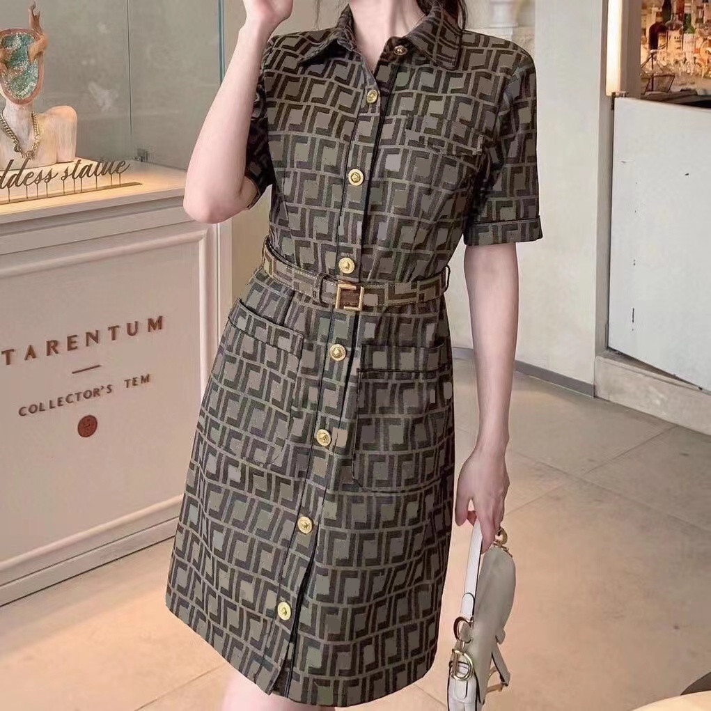 Designer 2023 New Full Letter Logo Printed Dress Fashion Embroidery Belt Belted Waist Short Sleeve Lapel Neck Dress, Khaki
Designer 2023 New Full Letter Logo Printed Dress Fashion Embroidery Belt Belted Waist Short Sleeve Lapel Neck Dress, Khaki
