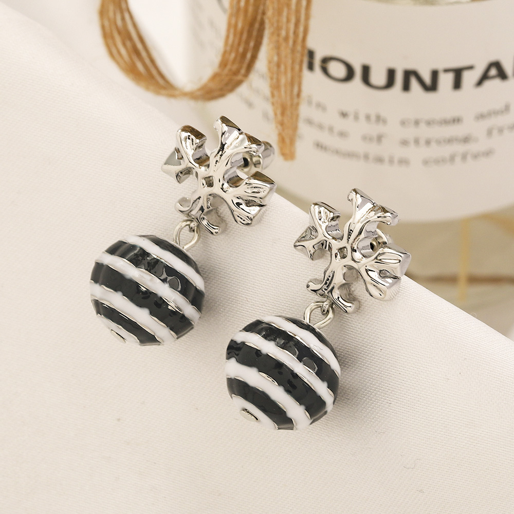 fashion stud designer earrings for woman ohrringe luxury jewelry woman aretes pearl pendant diamond clover earring channel woman hoop studs silver gold plated
fashion stud designer earrings for woman ohrringe luxury jewelry woman aretes pearl pendant diamond clover earring channel woman hoop studs silver gold plated