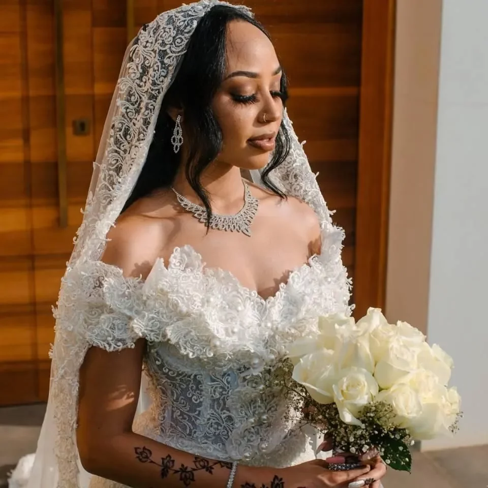 White Off Shoulder Wedding Dress Lace Pearls Beads Mermaid Tiered Ruffles Robe De Soiree Turkish Couture Dubai Abendkleider Bridal Gowns 2023 Bc11161