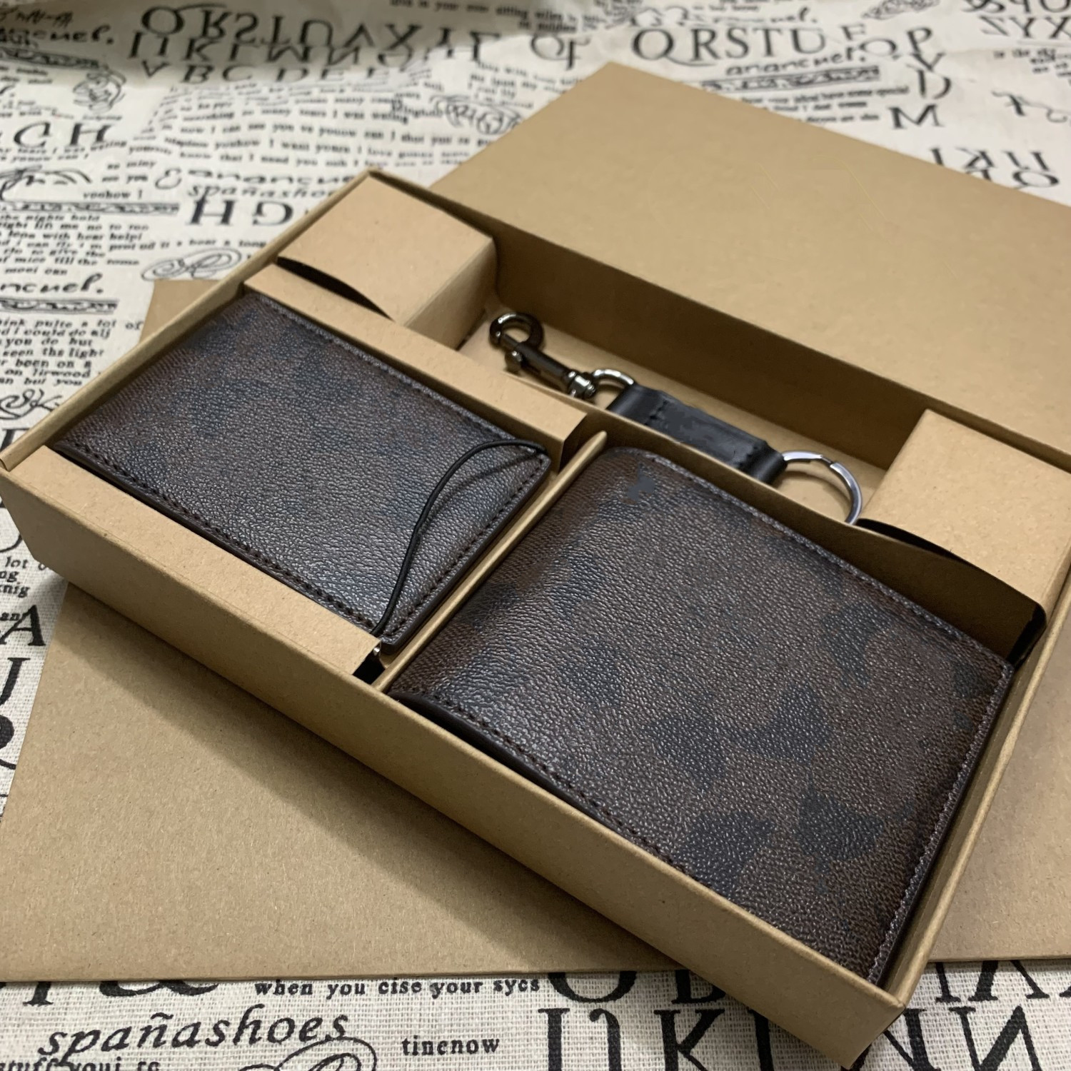 Designer Wallet Men's classic short coin purse top leather alphabet print two-fold multi-card slot card bag classic luxury gift exquisite 3-in-1 assembly with gift box
Designer Wallet Men's classic short coin purse top leather alphabet print two-fold multi-card slot card bag classic luxury gift exquisite 3-in-1 assembly with gift box