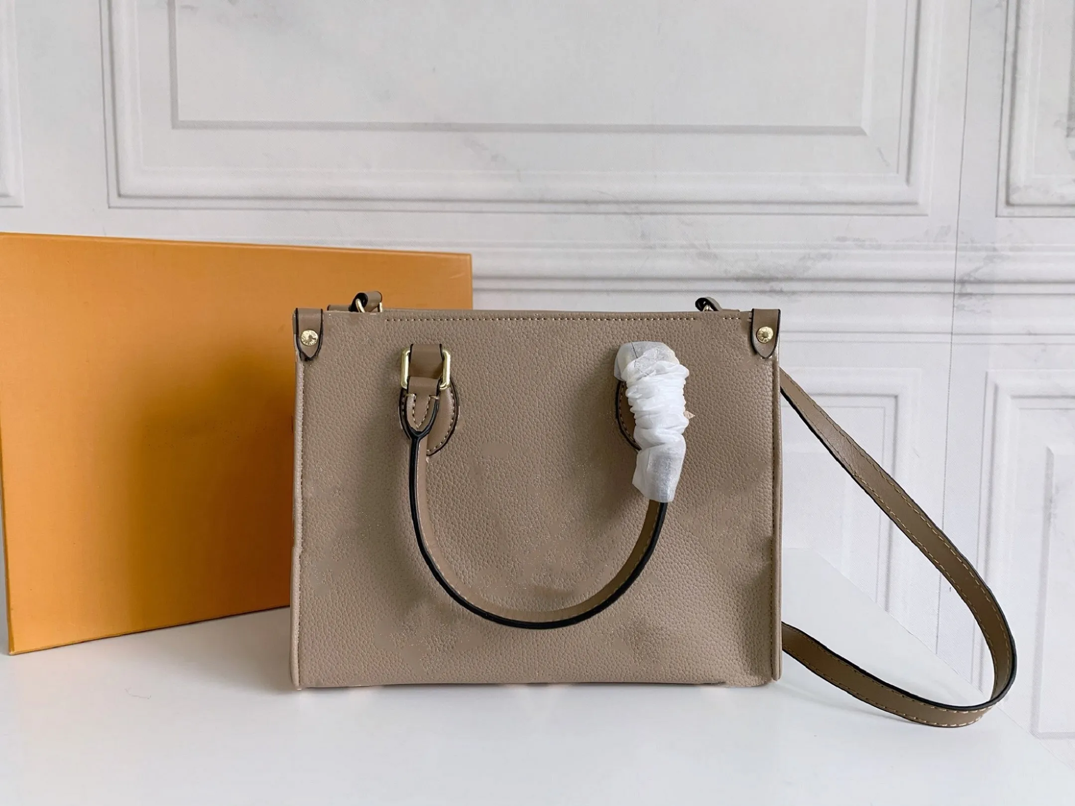 High Quality Luxurys Designers Bags Handbags Women Messenger Handbag Sac Plat Embossing Onthego Small Tote Shoulder Crossbody Bag, Grey
High Quality Luxurys Designers Bags Handbags Women Messenger Handbag Sac Plat Embossing Onthego Small Tote Shoulder Crossbody Bag, Grey