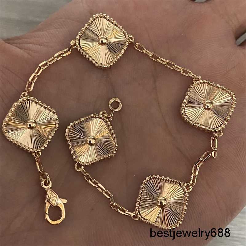 Designer Love bangle luxury clover mens designer bracelets charm chain chromatic plated gold jewellery women trendy vintage diamond love braclet men
Designer Love bangle luxury clover mens designer bracelets charm chain chromatic plated gold jewellery women trendy vintage diamond love braclet men