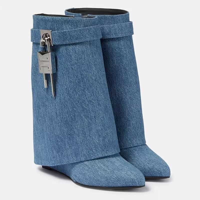 Boots AutumnWinter 2023 New Fashion Large Lock Waist Skirt Boots High Heel Leather Thick Bottom Side Zipper Women's Short Boots Z0605, Brown pu
Boots AutumnWinter 2023 New Fashion Large Lock Waist Skirt Boots High Heel Leather Thick Bottom Side Zipper Women's Short Boots Z0605, Brown pu