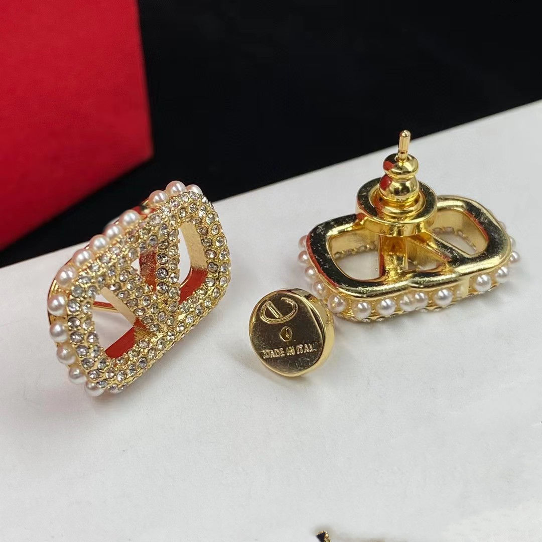 2023 earrings designer for women stud luxury gold heart shape pearl crystal gold double V letter 925s silver jewelry classic 77
2023 earrings designer for women stud luxury gold heart shape pearl crystal gold double V letter 925s silver jewelry classic 77