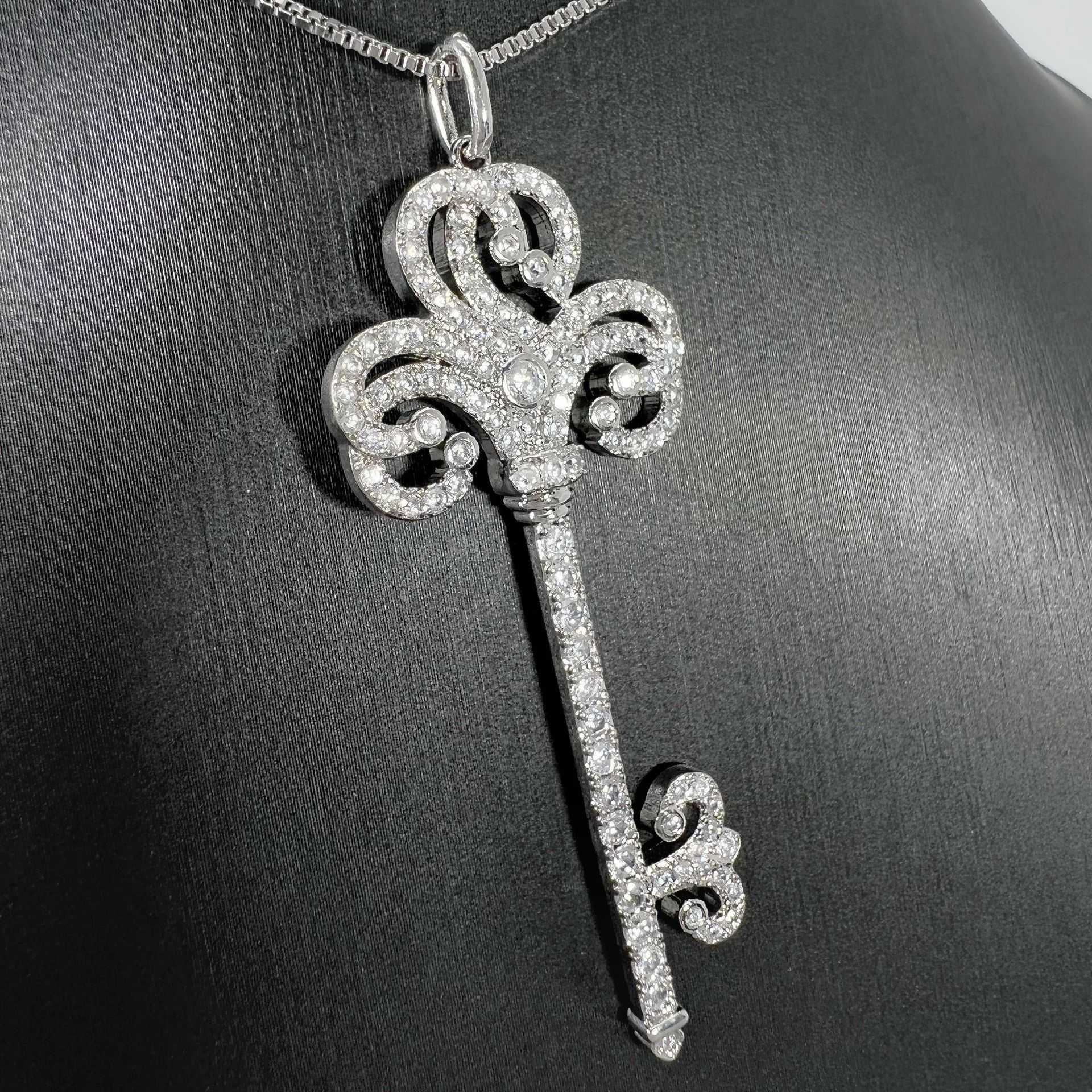 Plated Elegant Iris Key Necklace Suower Snow Chinese knotting Dia Pendant